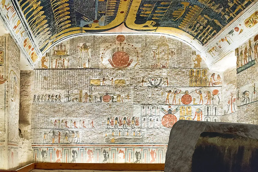 Vivid royal tomb art